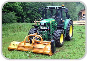 John Deere Traktor mit Flächenmulcher